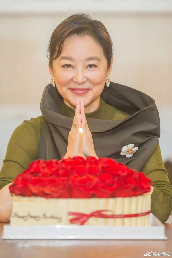 期配宝 林青霞71岁生日，她晒出近照双手合十对面是一盆玫瑰，配文：感恩