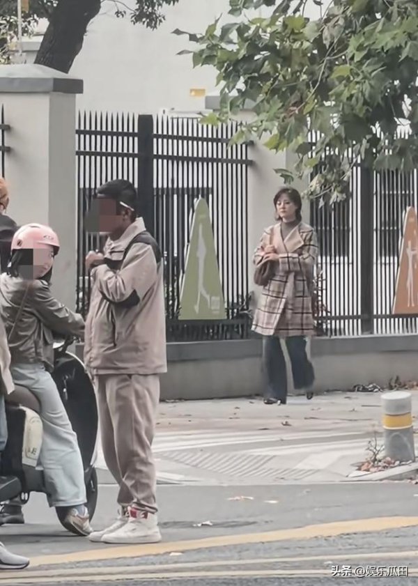 丰泰优配 网友过马路碰见孙俪 本人太美了 脸超小 皮肤很白 看着比电视上还要美